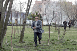 Robin Williams running in the final scene of the "Authority" episode. Photo copyright NBC.